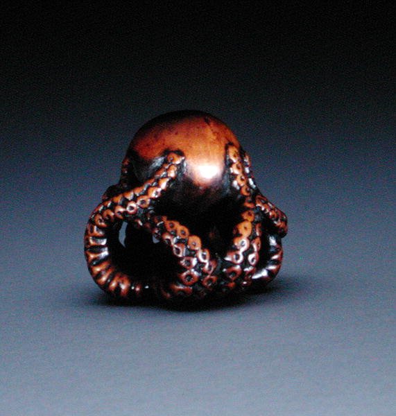 Mustekalaa esittävä netsuke, n.1760-70 (puu ja upotekoristeinen sarvi) (etupuoli katso 193821). tekijältä Masanao