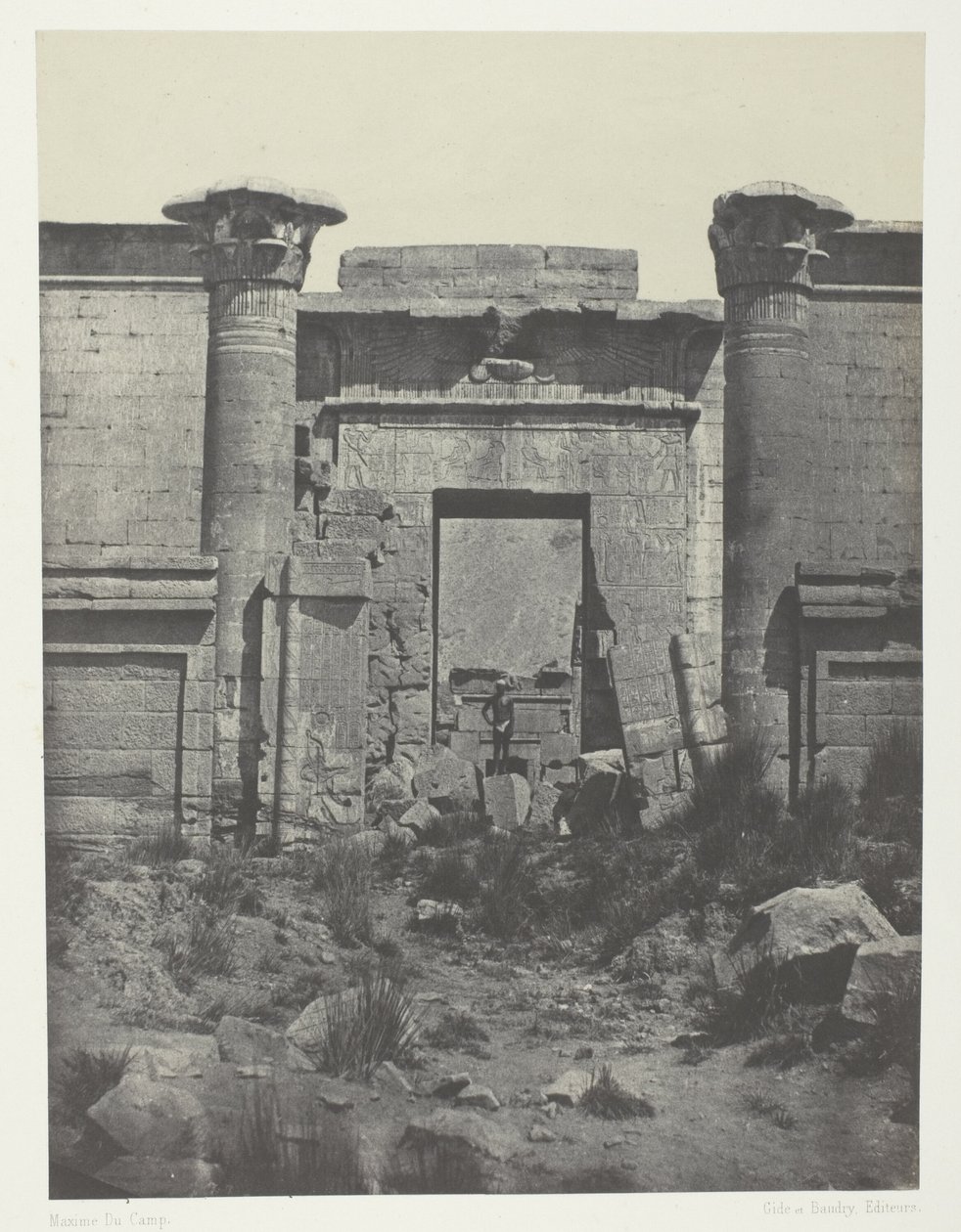 Medinet-Habou, Thutmoseumin propylaea; Thebes tekijältä Maxime Du Camp