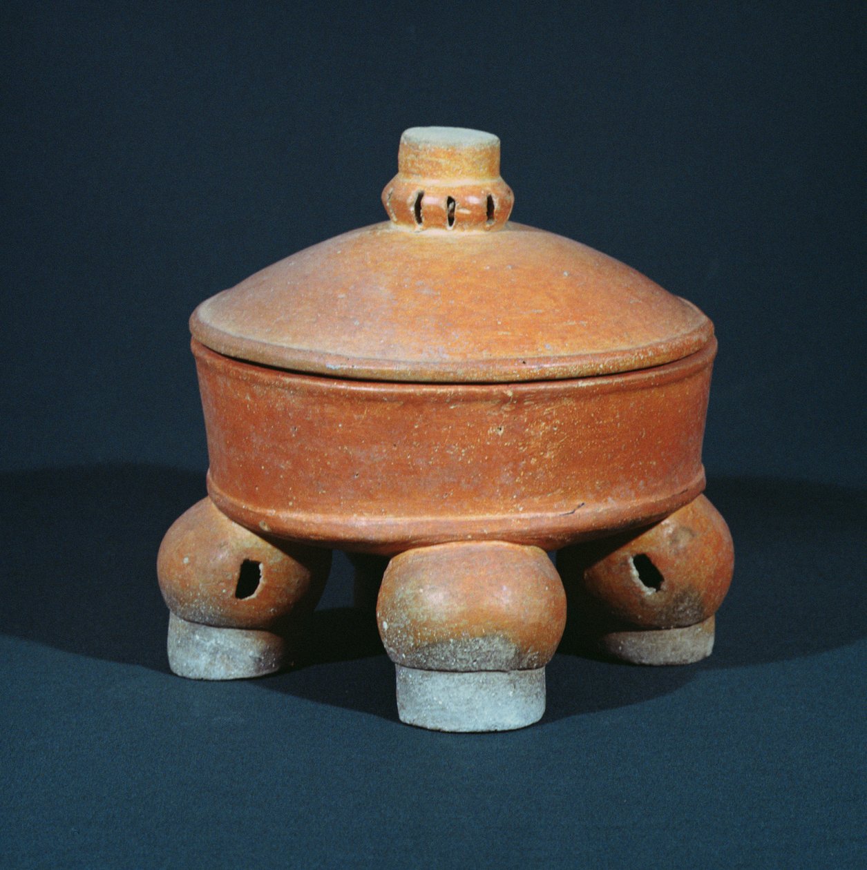 Peitellinen tetrapod-kulho, Tikalista, Petenistä, Guatemalasta, varhaisklassinen aika (n. 200-600 jKr) (keraaminen) tekijältä Mayan