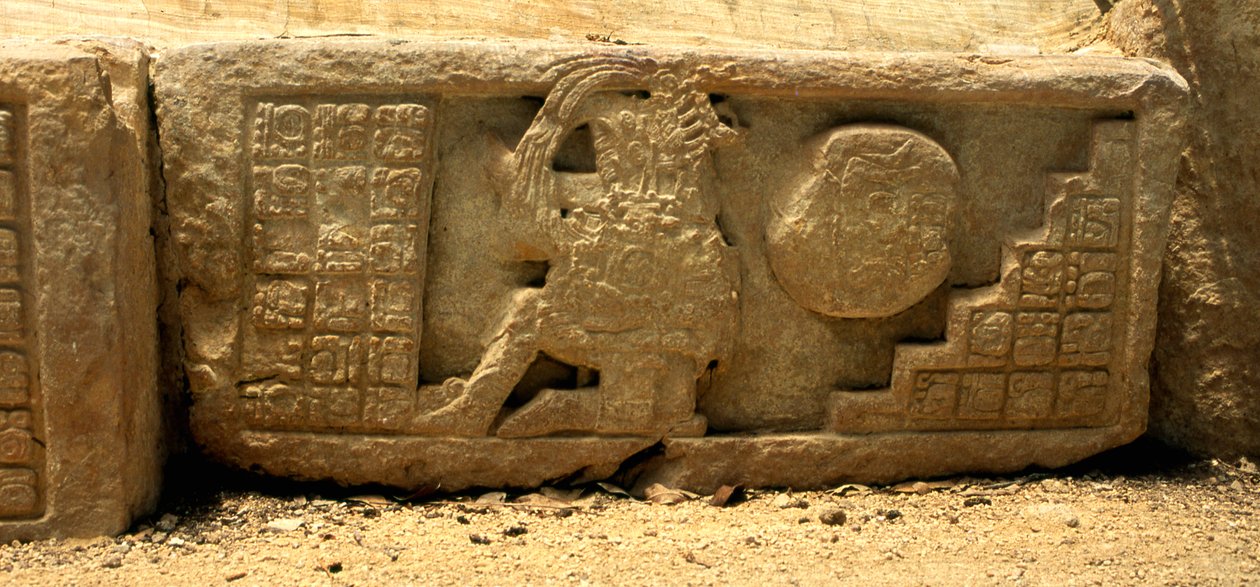 Matala kohokuvio pallosta, pallosta ja kuvauksen antavista kuvioista, myöhäinen klassikkokausi (700-900 jKr) tekijältä Mayan