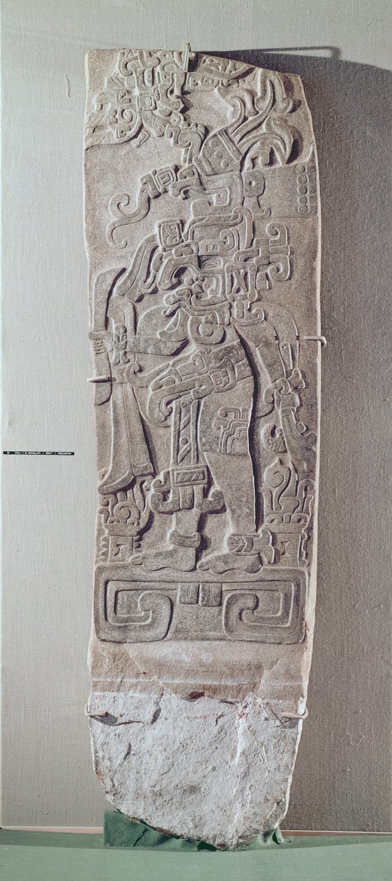 Stele II, suorakaiteen muotoinen ja kohokuvio, joka esittää hahmoa seisomassa lavalla, esiklassinen ajanjakso, n. 1000 eKr.-250 jKr. (graniitti) tekijältä Mayan