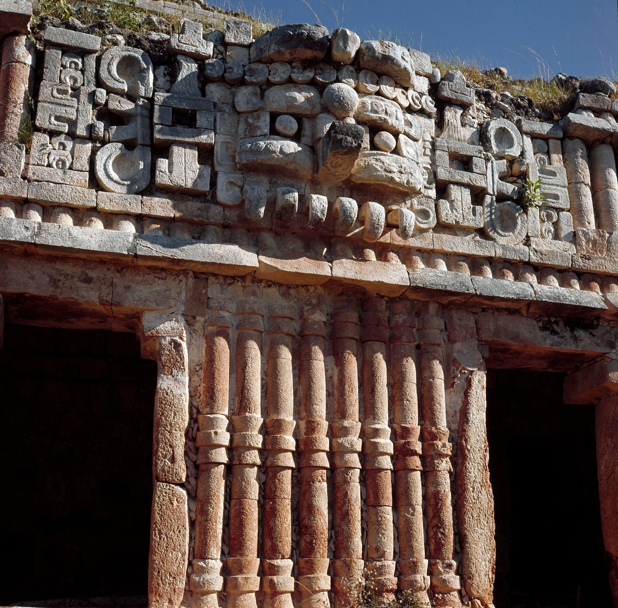 Näkymä palatsille tekijältä Mayan Mayan