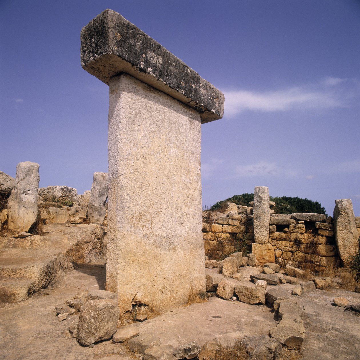 Taula arkeologisella paikalla, Menorca, Espanja tekijältä Megalithic Megalithic