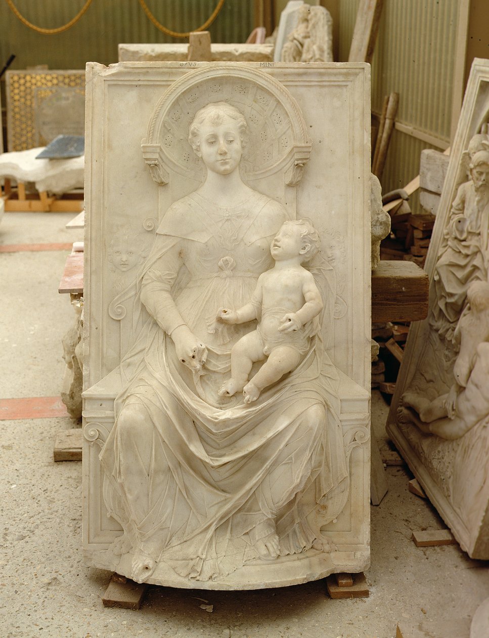 Madonna ja lapsi (marmori) tekijältä Mino da Fiesole