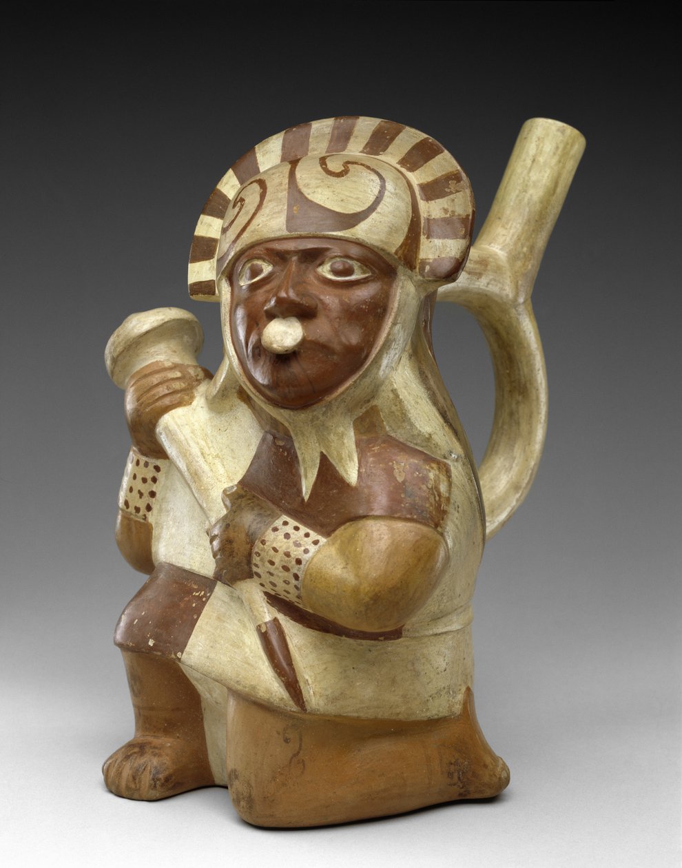 Polvistuva Warrior Effigy Vessel tekijältä Moche Moche