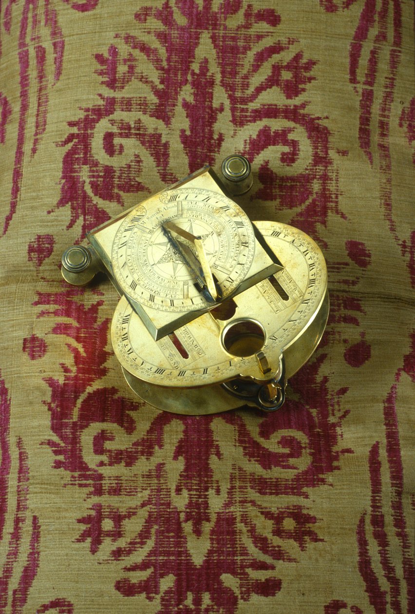 Kalteva analoginen aurinkokello, noin 1750 (messinki). tekijältä Mordecai Semah Aboab