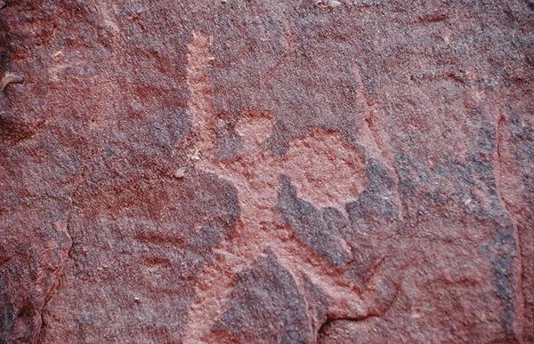 Petroglyfi kallion puolelta (kalliomaalaus) tekijältä Nabatean