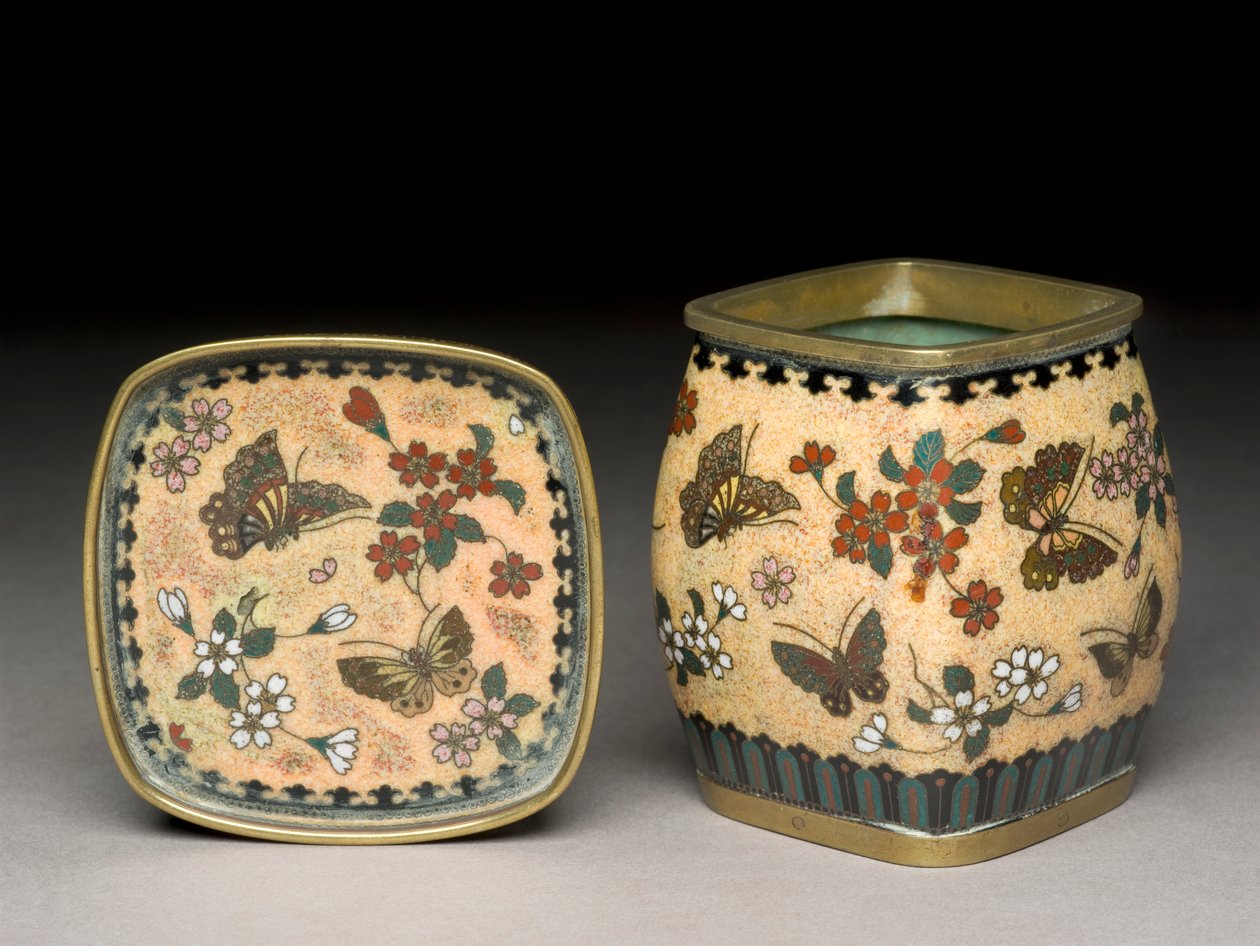 Tupakkapurkki ja -teline perhosilla ja kukilla, n. 1880 (cloisonne emali) tekijältä Namikawa Yasuyuki