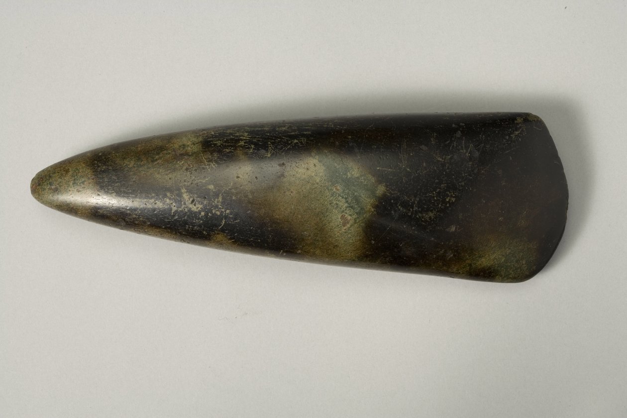 Kirveen pää, 3. vuosituhat eaa. (kiillotettu tummanvihreä kivi). tekijältä Neolithic