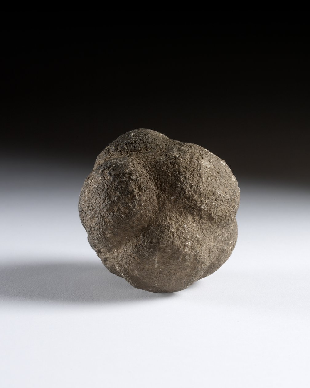 Kaiverrettu pallo, myöhäisneoliittinen kausi, Skotlanti, noin 3750-2000 eaa. tekijältä Neolithic