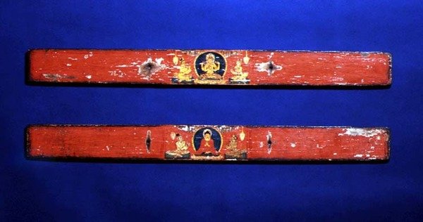 Sutra-kannet kuvaavat istuvaa Bodhisattvaa (Prajnaparamita) (ylhäällä) ja Buddhaa mandorlan ympäröimänä (alla), n. 1100 (monivärinen puu ja mustetta palmunlehdillä) (katso lisätietoja kohdasta 114239) tekijältä Nepalese School