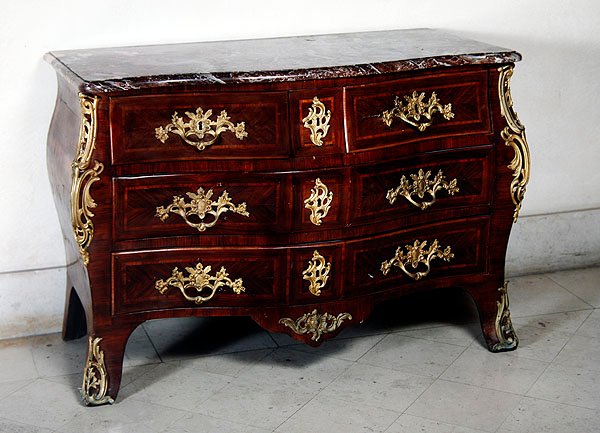 Louis XV lipasto (puuta, marmoria ja pronssia) tekijältä Nicolas Jean Marchand