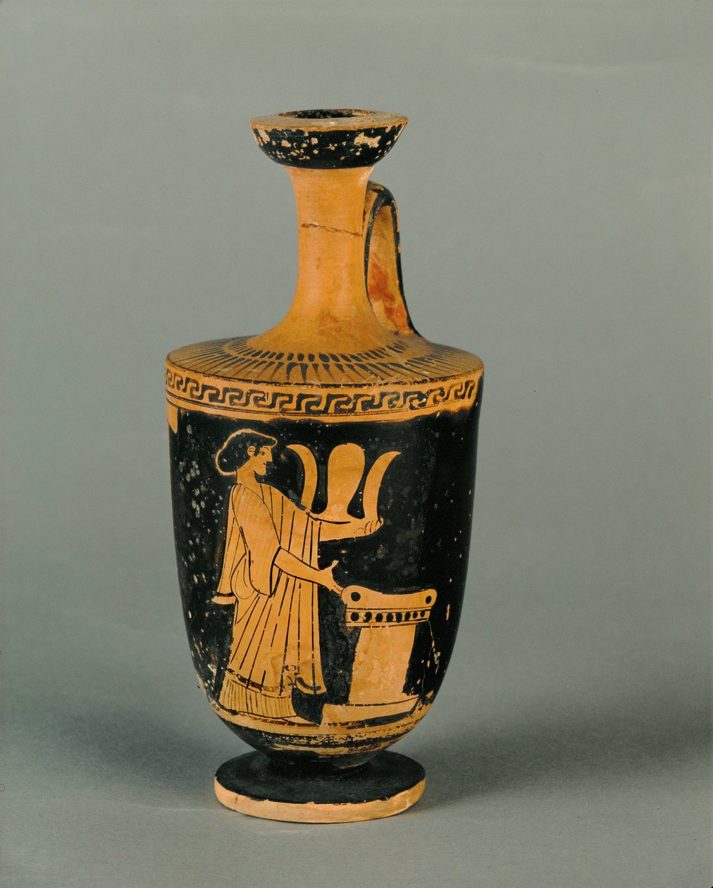 Nainen alttarilla. Pieni, punakuvioinen lekythos ... tekijältä Painter Icarus