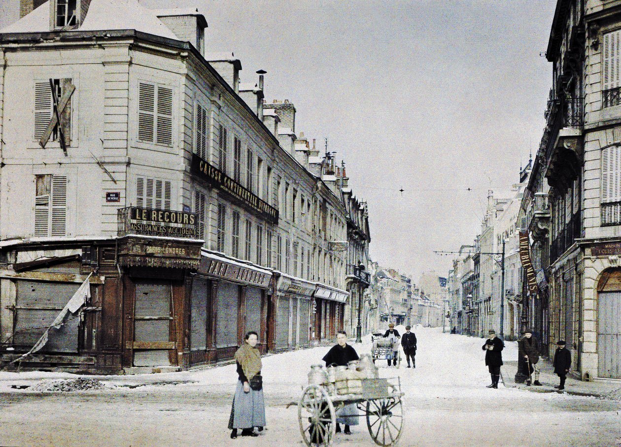 Nainen, jonka kärryt ovat täynnä maitopurkkeja Rue de Veslessä, ja mies toisen kärryn kanssa Rue de Talleyrandilla hänen takanaan, Reims, Ranska, 3. maaliskuuta 1917 (autokromi) tekijältä Paul Castelnau