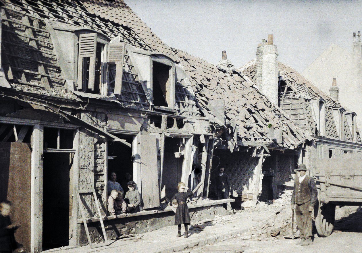 Vaurioituneet rakennukset syyskuun 10. ja 11. päivän pommi-iskujen jälkeen Rosendaëlin kaupungissa Dunkerquen lähellä, Nord-Pas-de-Calais