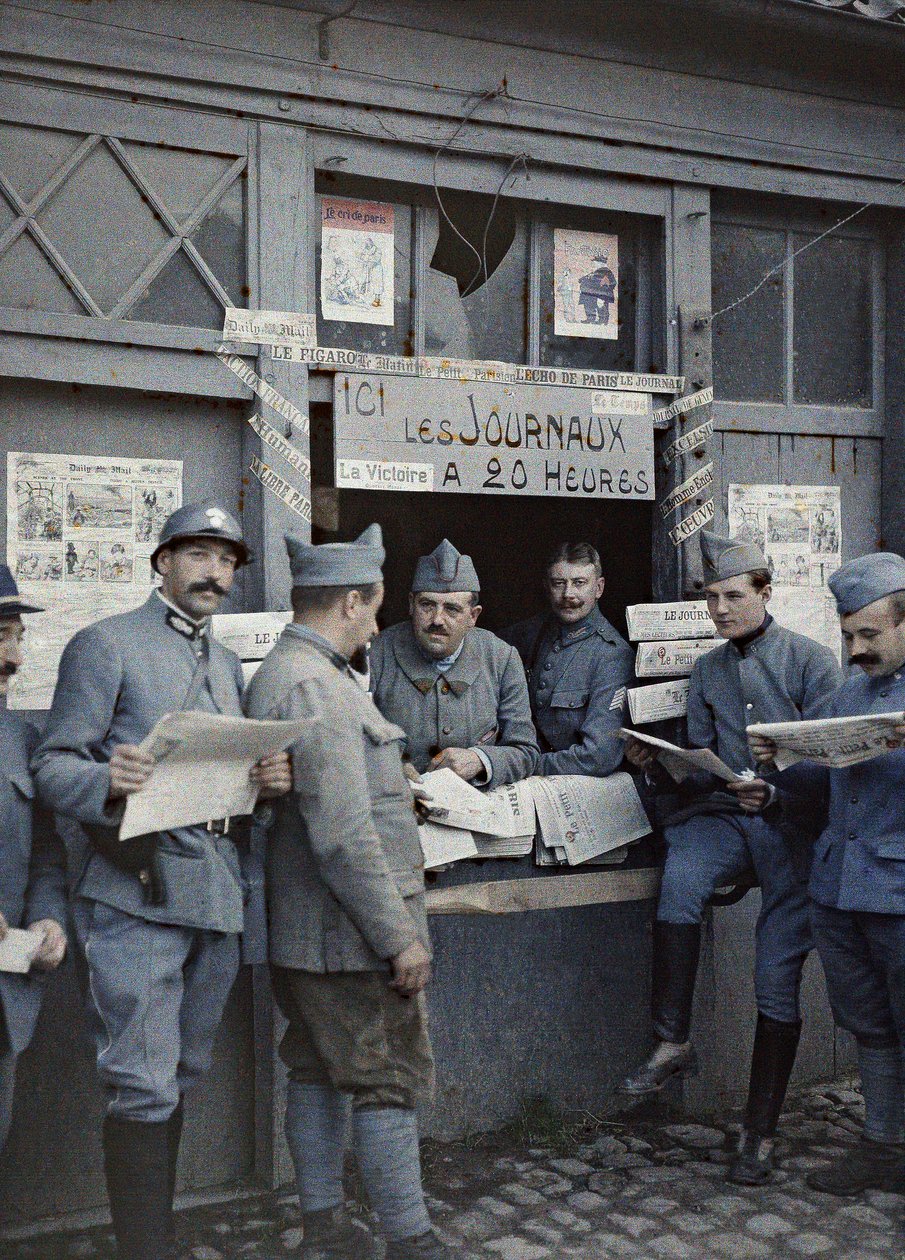 Ranskalaiset sotilaat ostavat ja lukevat sanomalehtiä kioskissa Rexpoedessa, Department Nord, Region Nord-Pas-de-Calais, Ranska, 6. syyskuuta 1917 (autochrome) tekijältä Paul Castelnau