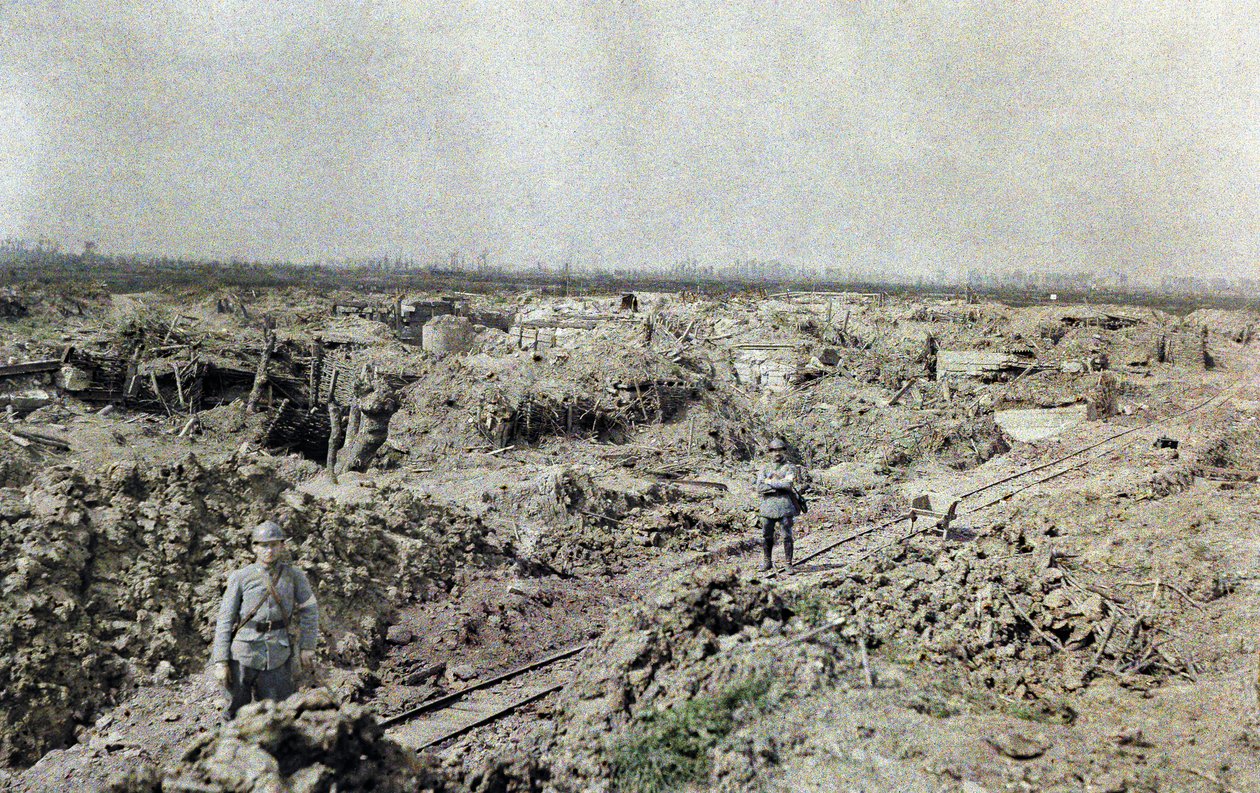 Kaksi ranskalaista sotilasta seisomassa kapearaiteisella rautatiellä lähellä Ranskan linjaa Het Sasissa alueella, jota tykistötuli tuhosi, Belgia, 10. syyskuuta 1917 (autokromi) tekijältä Paul Castelnau