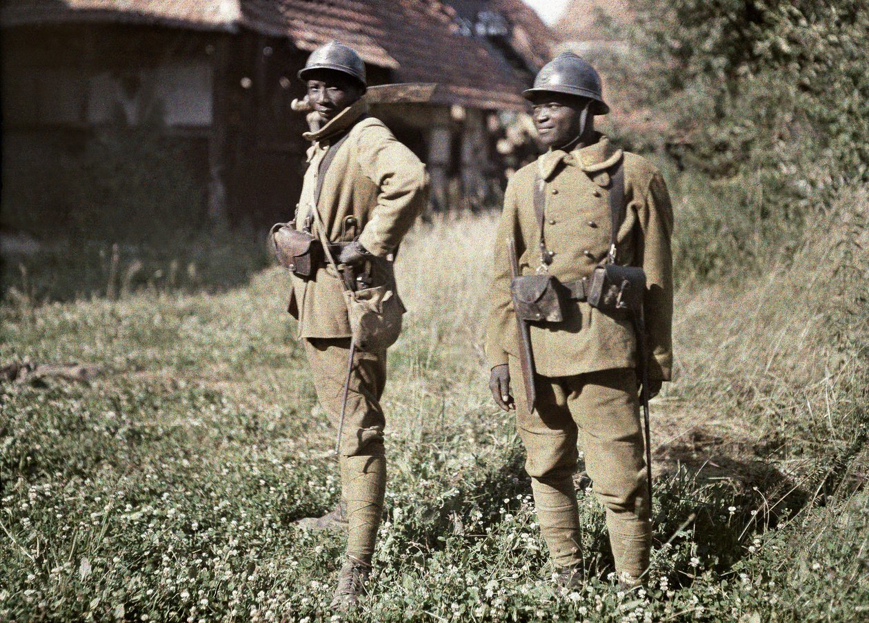 Kaksi senegalilaissotilasta palvelee Ranskan armeijassa jalkaväkimiehinä, Ranska, 22. kesäkuuta 1917 (luonnonvalokuvassa). tekijältä Paul Castelnau