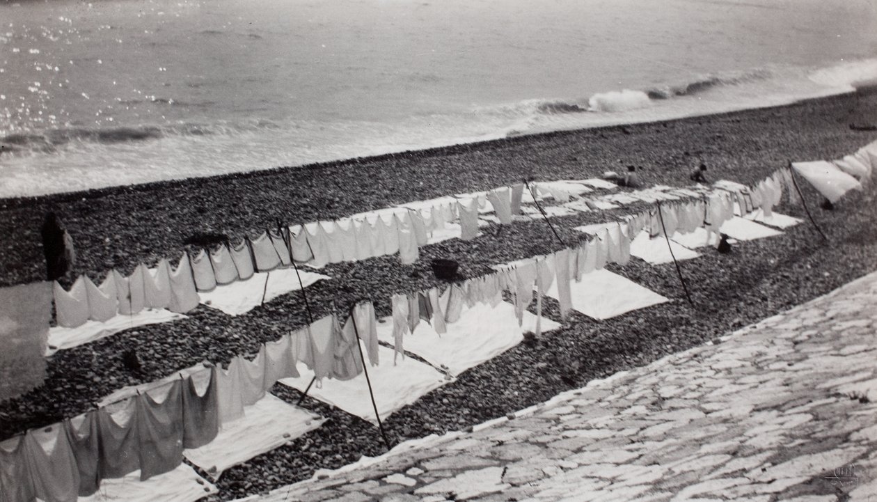 Pyykkiä kuivumassa rannalla, Nizza tekijältä Paul Nash