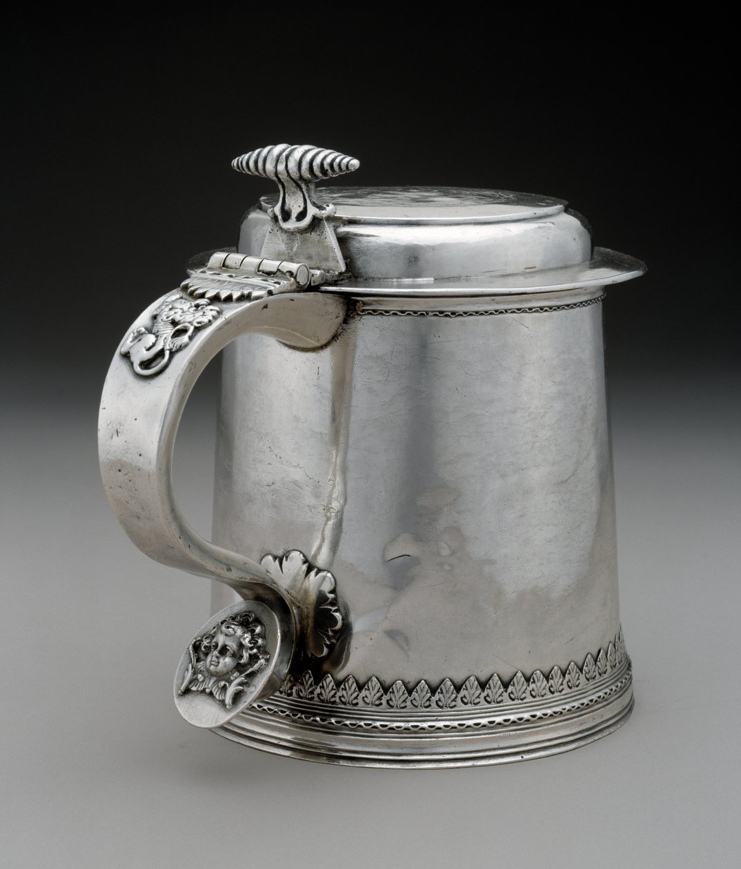 Tankard, n. 1710 (hopea) tekijältä Peter Van Dyck