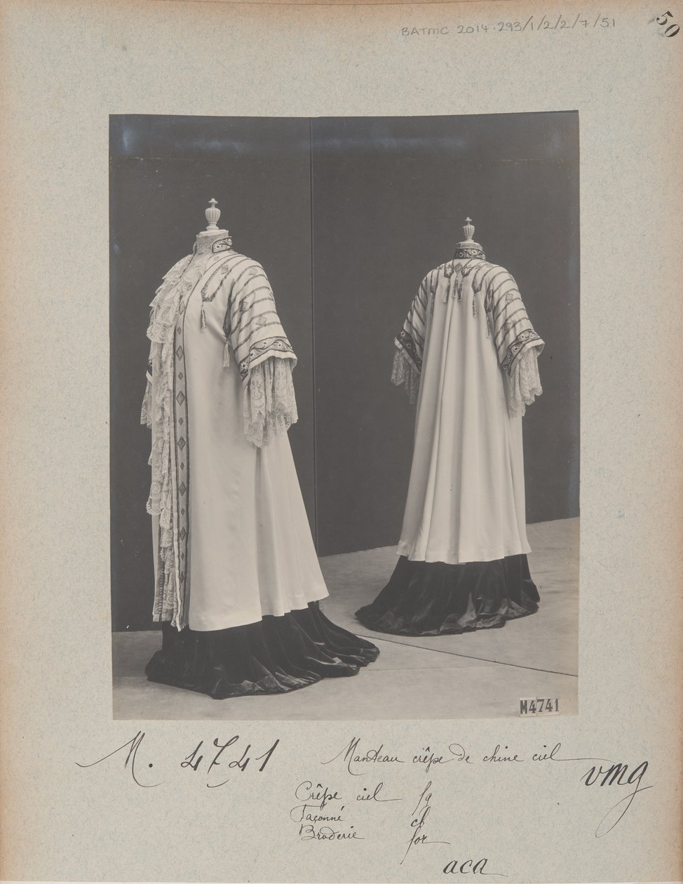 Albumisivu: House of Worth, Coat tekijältä Photographer French