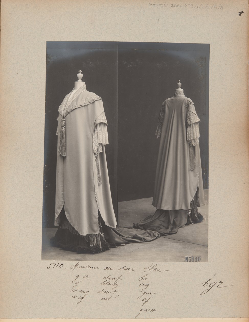 Albumisivu: House of Worth, Mantle tekijältä Photographer French