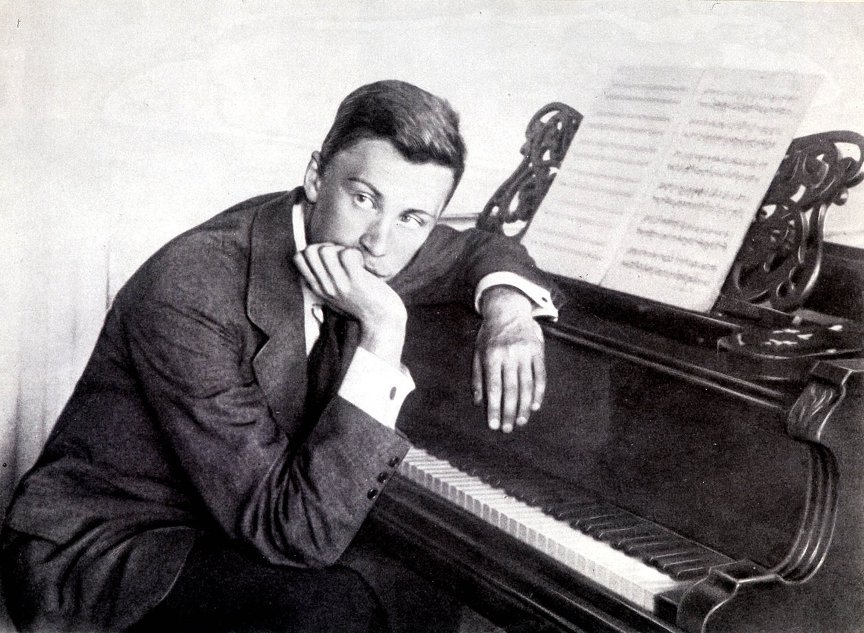 Sergei Prokofjev ja hänen pianonsa tekijältä Photographer French