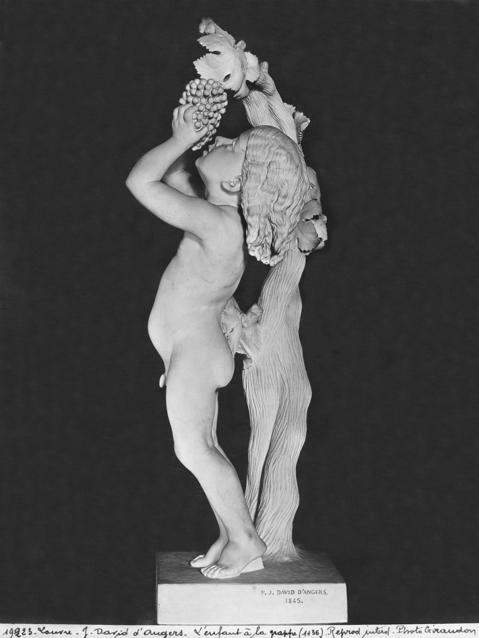Lapsi viinirypäleillä, 1845 (marmori) (katso myös 414583) tekijältä Pierre Jean David d