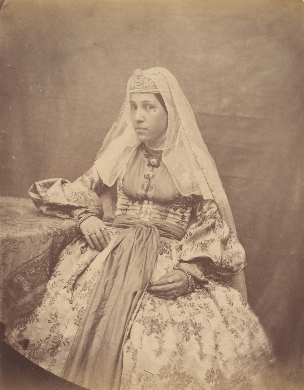 [Teheranin armenialainen nainen], 1840-60-luvut. tekijältä Possibly by Luigi Pesce.