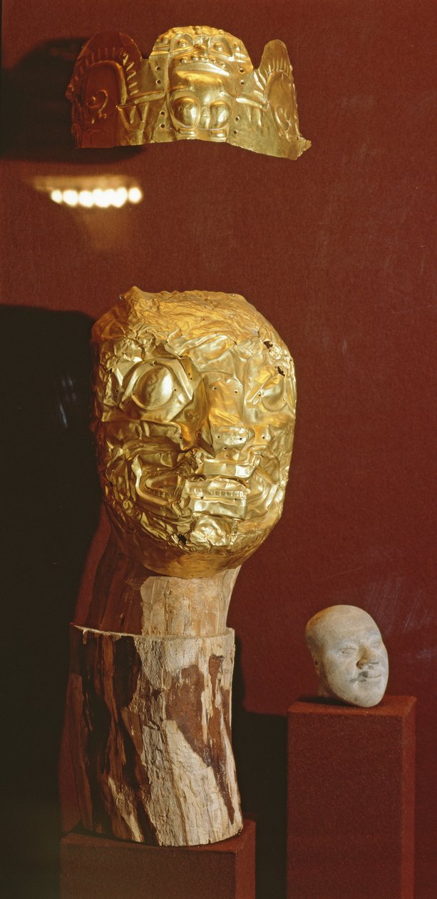 Naamio ja päähine (kulta) tekijältä Pre Columbian