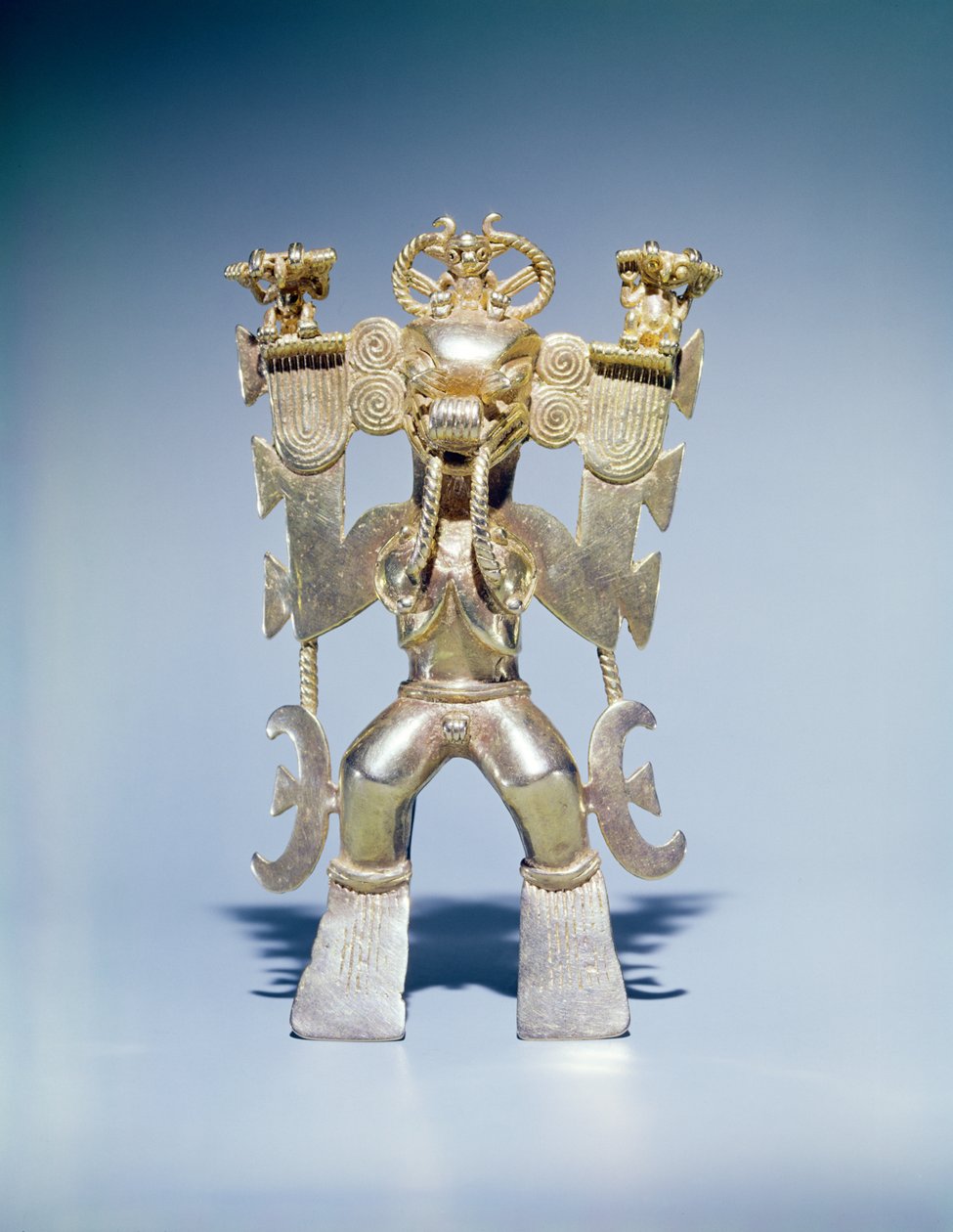 Riipus, joka edustaa krokotiilijumalaa, La Vaca, Punta Burica, Costa Rica (kulta) tekijältä Pre Columbian