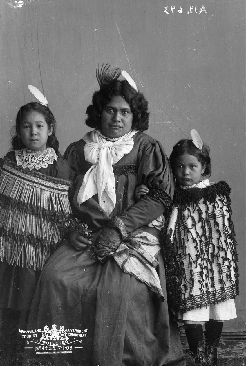 Maori nainen ja kaksi lasta tekijältä Pulman and Son
