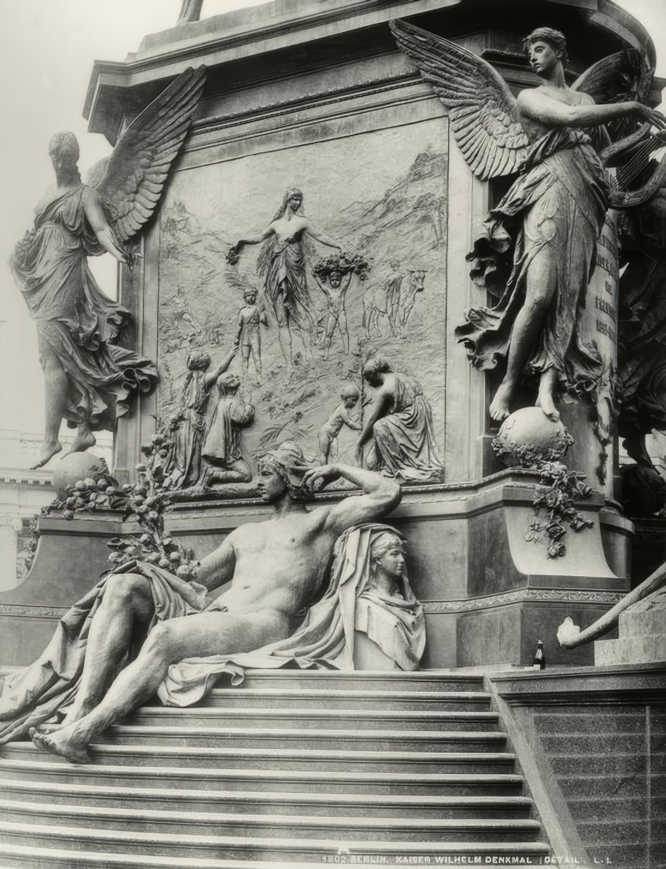 Berliini, Denkmal Kaiser Wilhelm I., Sockel tekijältä Reinhold Begas