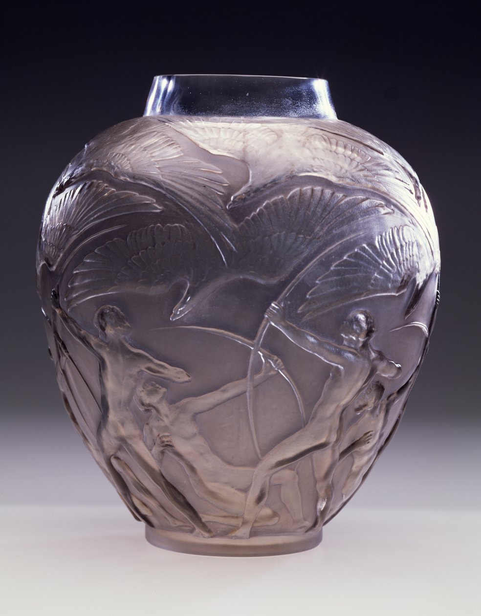 Archers Maljakko, 1921 (savunharmaa patina muottipuhalletulla lasilla) tekijältä Rene Jules Lalique