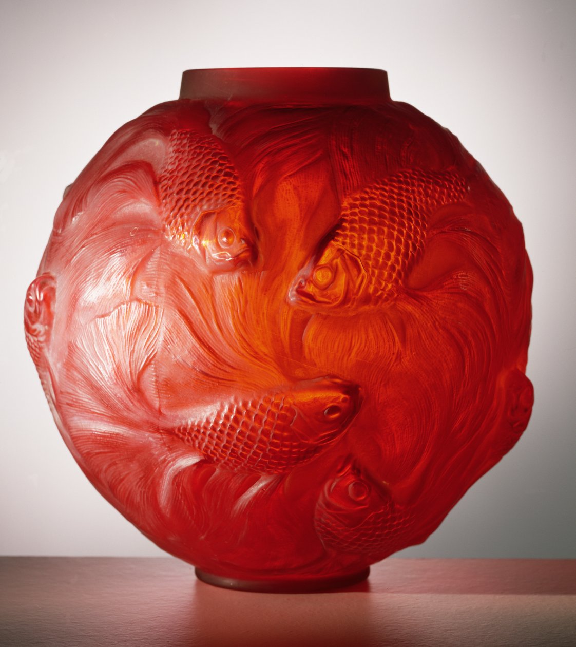 Formosa-maljakko, 1924 (punainen himmeä lasi) tekijältä Rene Jules Lalique