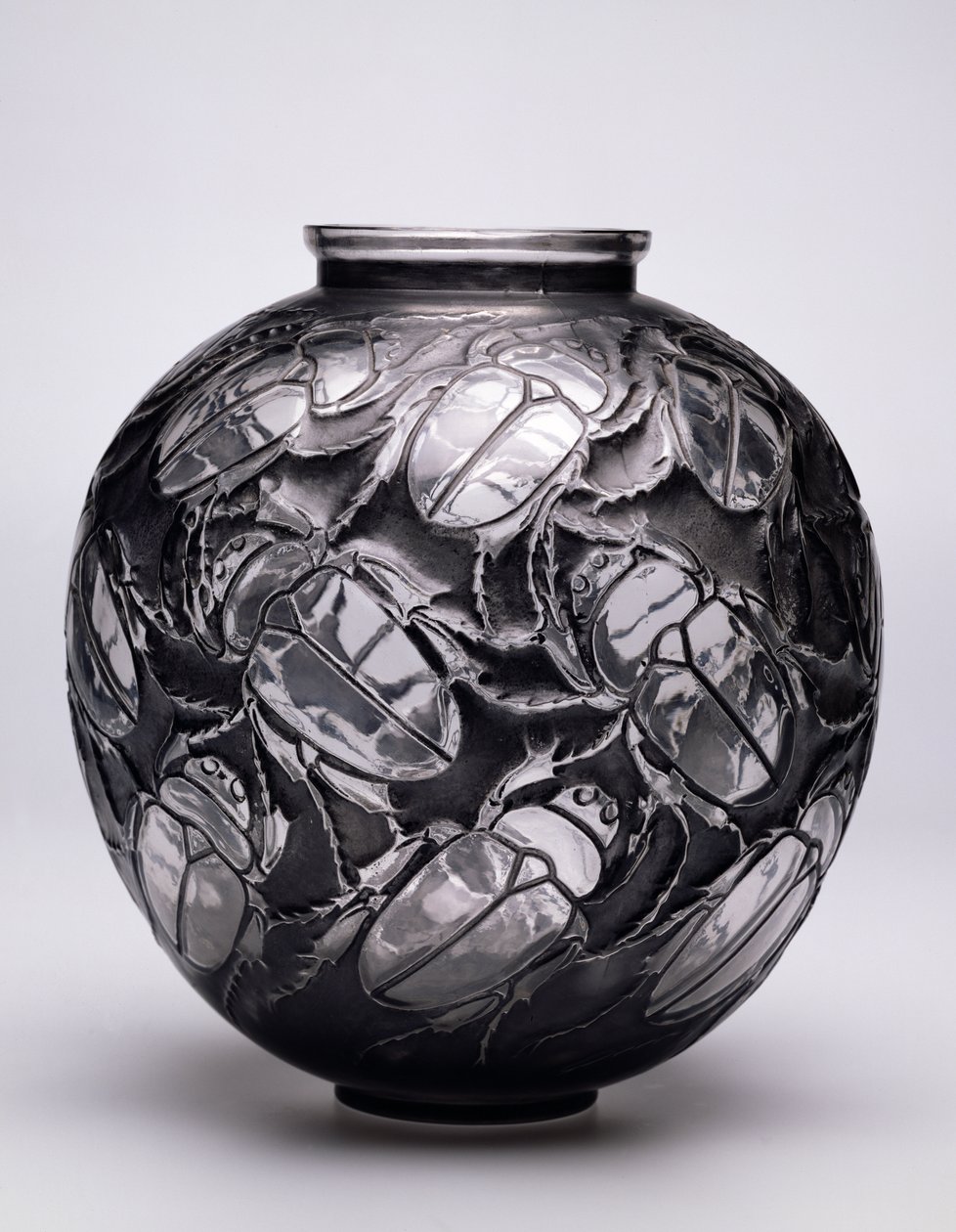Suuri skarabeusmaljakko, 1923 (musta patina ja muottiinpuhallettu lasi). tekijältä Rene Jules Lalique