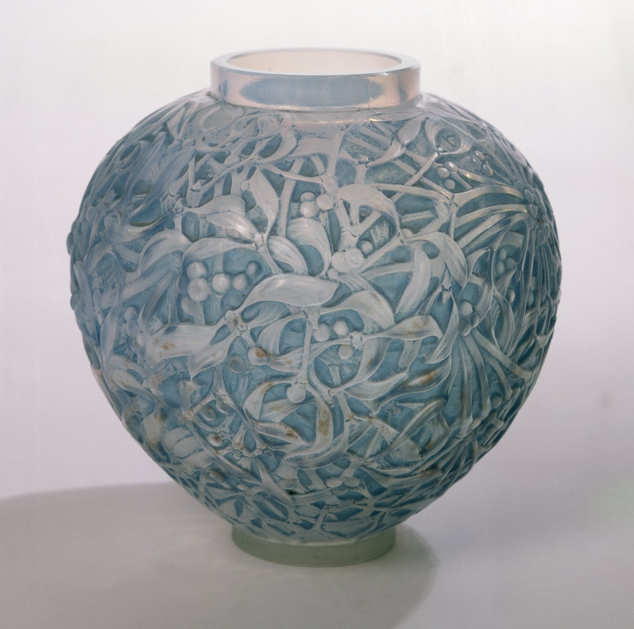 Mistelimaljakko, 1920 (sininen patina opaalilasilla) tekijältä Rene Jules Lalique