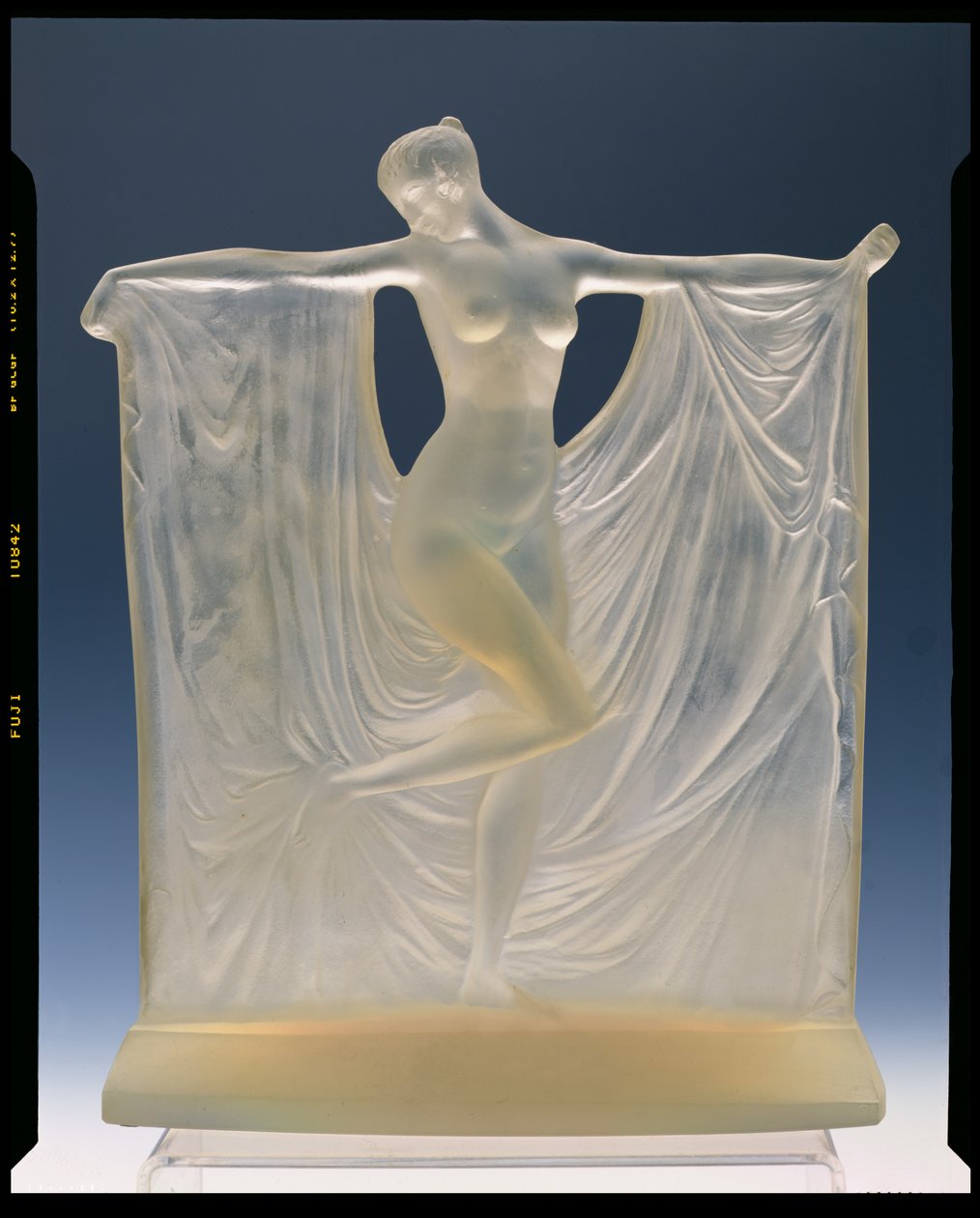 Suzanne au Bain, opalisoiva lasipatsas tekijältä Rene Jules Lalique