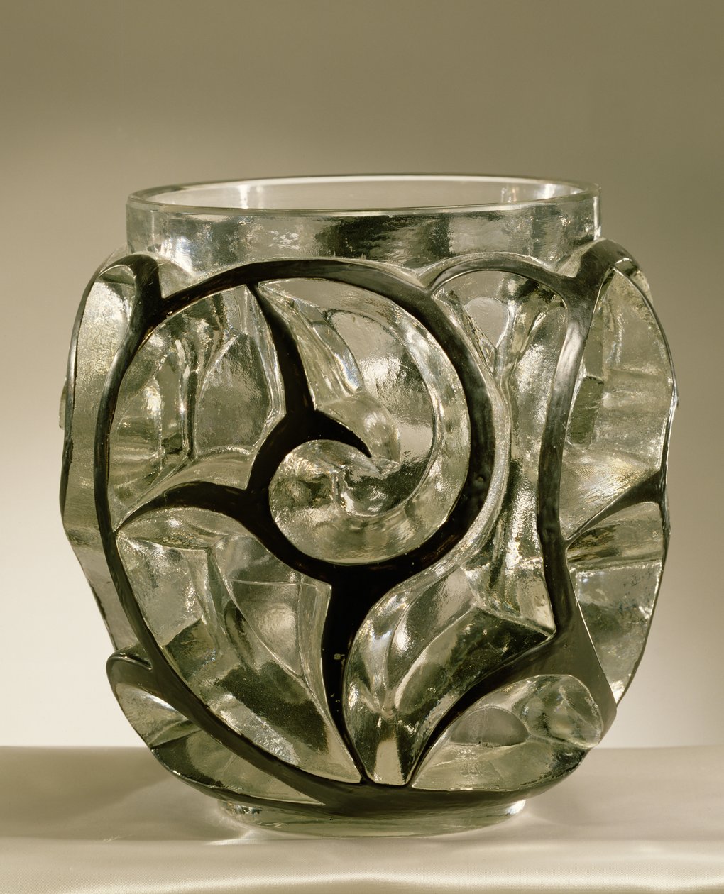 Whirlpools Maljakko, 1926 (puristettu musta emali kirkkaalla lasilla) tekijältä Rene Jules Lalique