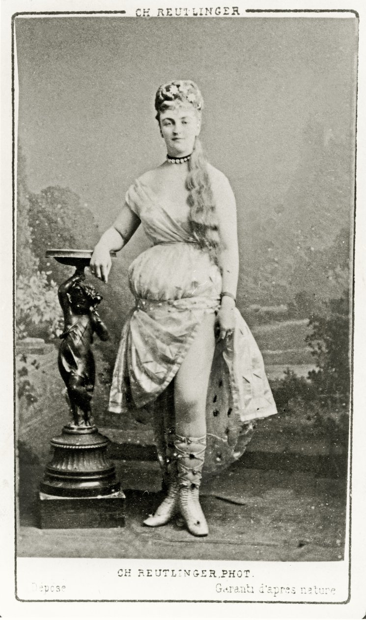 Méry Laurent lavalla, n. 1888-89 tekijältä Reutlinger Studio