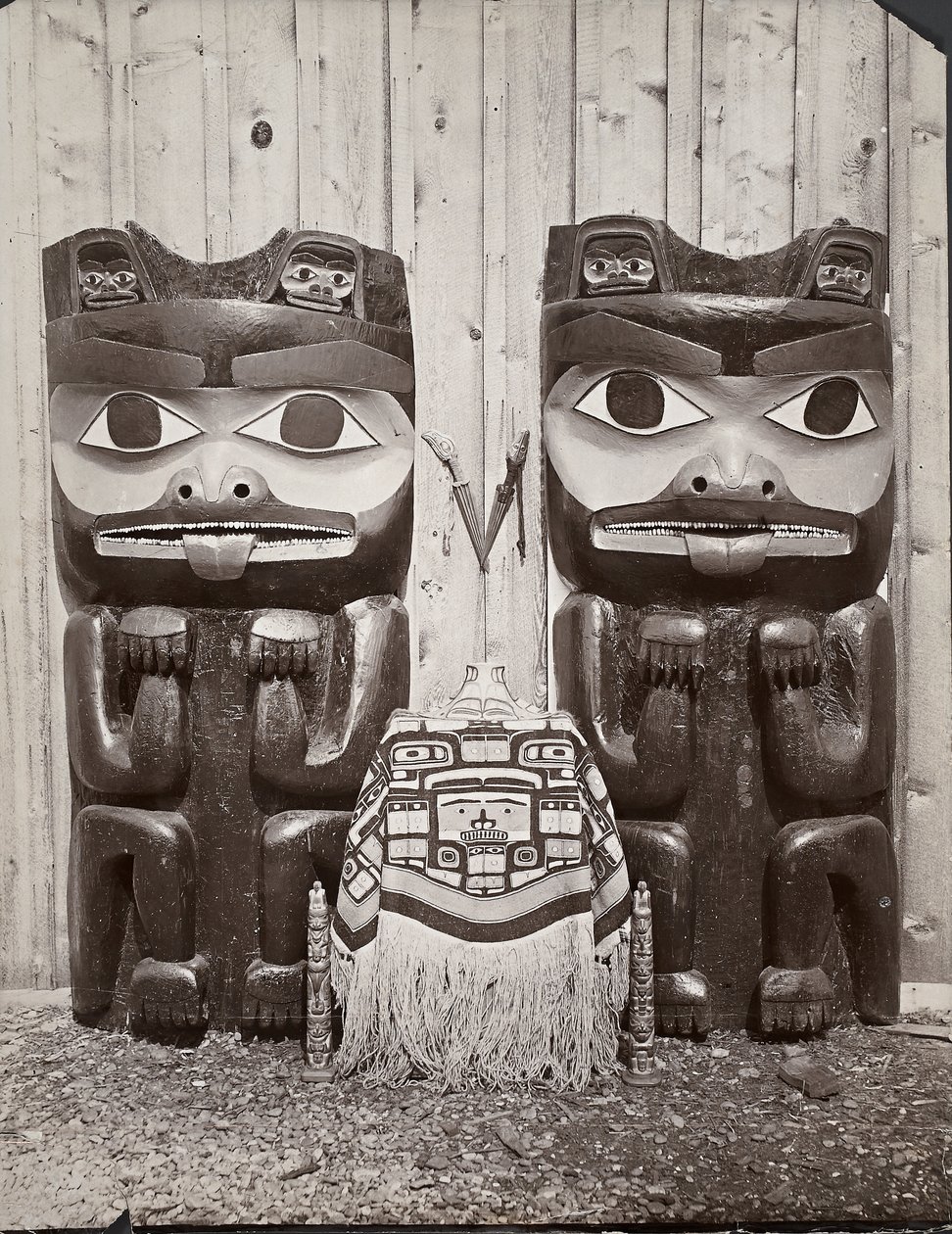 Artefacts, Queen Charlotte Islands, British Columbia (gelatiini hopeaprintti) tekijältä Richard Maynard