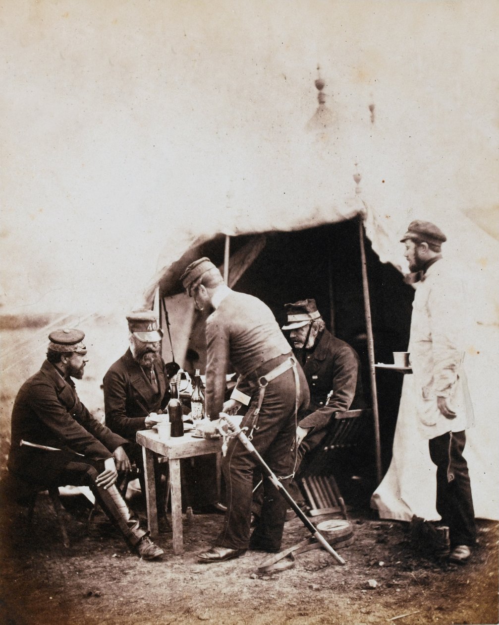 Prikaatikenääri Robert Garrett ja 4. divisioonan upseerit 52 valokuvan albumista, jotka liittyvät Krimin sotaan tekijältä Roger Fenton