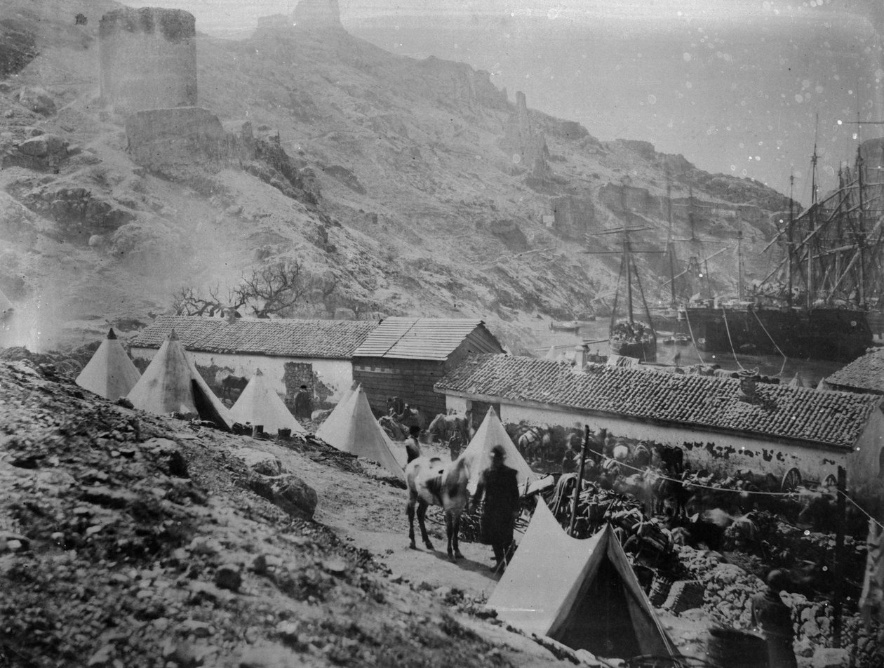Balaklavan satama Krimin sodan aikana, n. 1855 tekijältä Roger Fenton