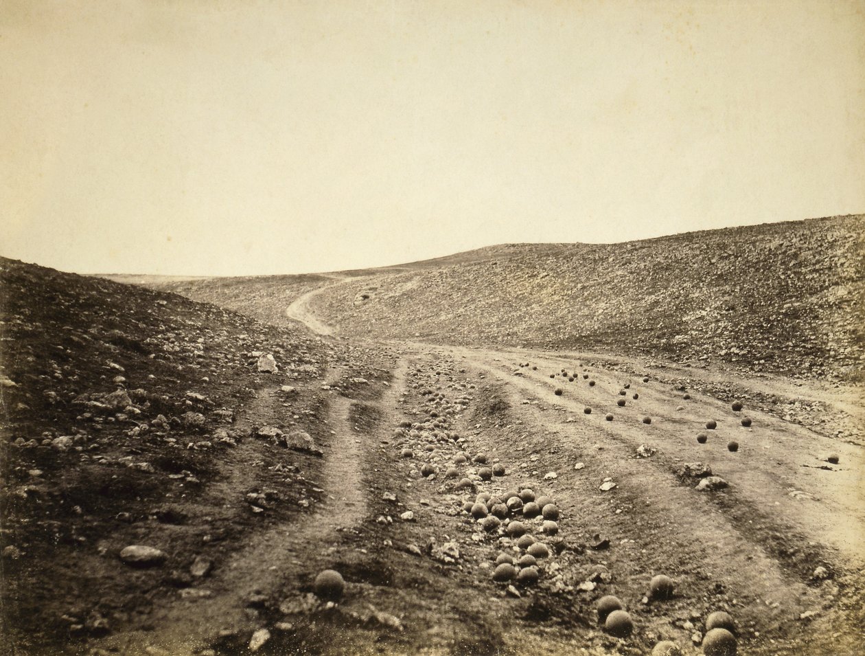 Kuolemanlaakso, valoprikaatin panoksen jälkeen, 1855 (seepiakuva) tekijältä Roger Fenton
