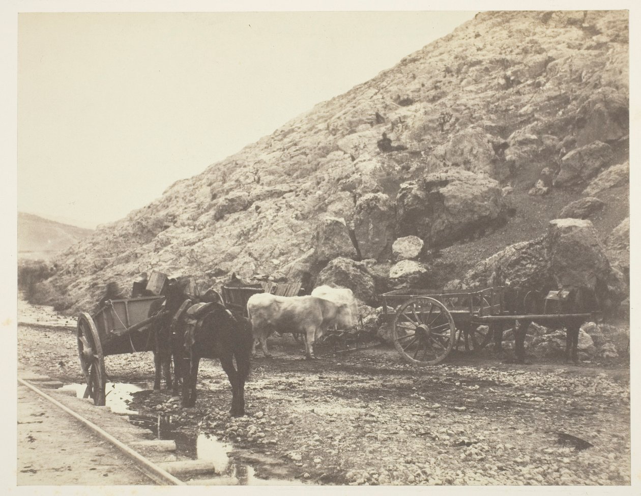 Nauta ja kärryt lähtevät Balaklavasta, 1855. tekijältä Roger Fenton