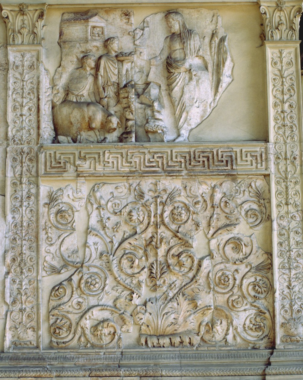 Aeneas uhraa Penatesille, Ara Pacisin länsimuuri (marmori) tekijältä Roman