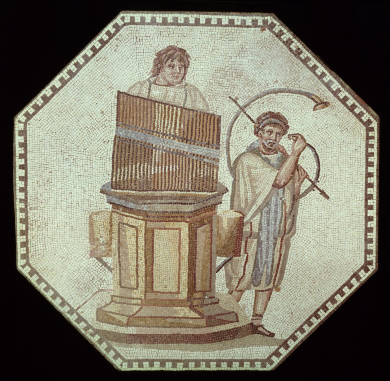 Urkuri ja torvensoittaja viihdyttävät Gladiaattori-ottelussa (mosaiikki). tekijältä Roman
