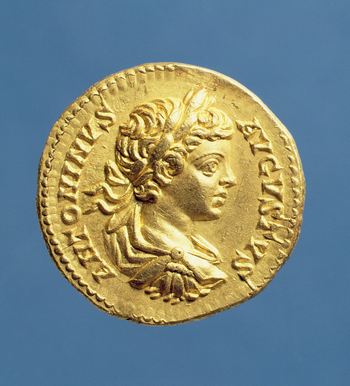 Aureus (kääntöpuoli) Caracalla (196-217) -rypäleiden päällä, cuirassed, laakeriseppele yllään. Leimattu alla Septimus Severus (193-211) Kirjoitus: ANTONINVS AVGVSTVS (kulta) tekijältä Roman