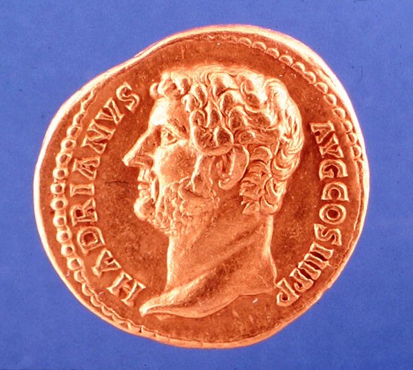 Keisari Hadrianusta kuvaava kolikko (kulta) tekijältä Roman