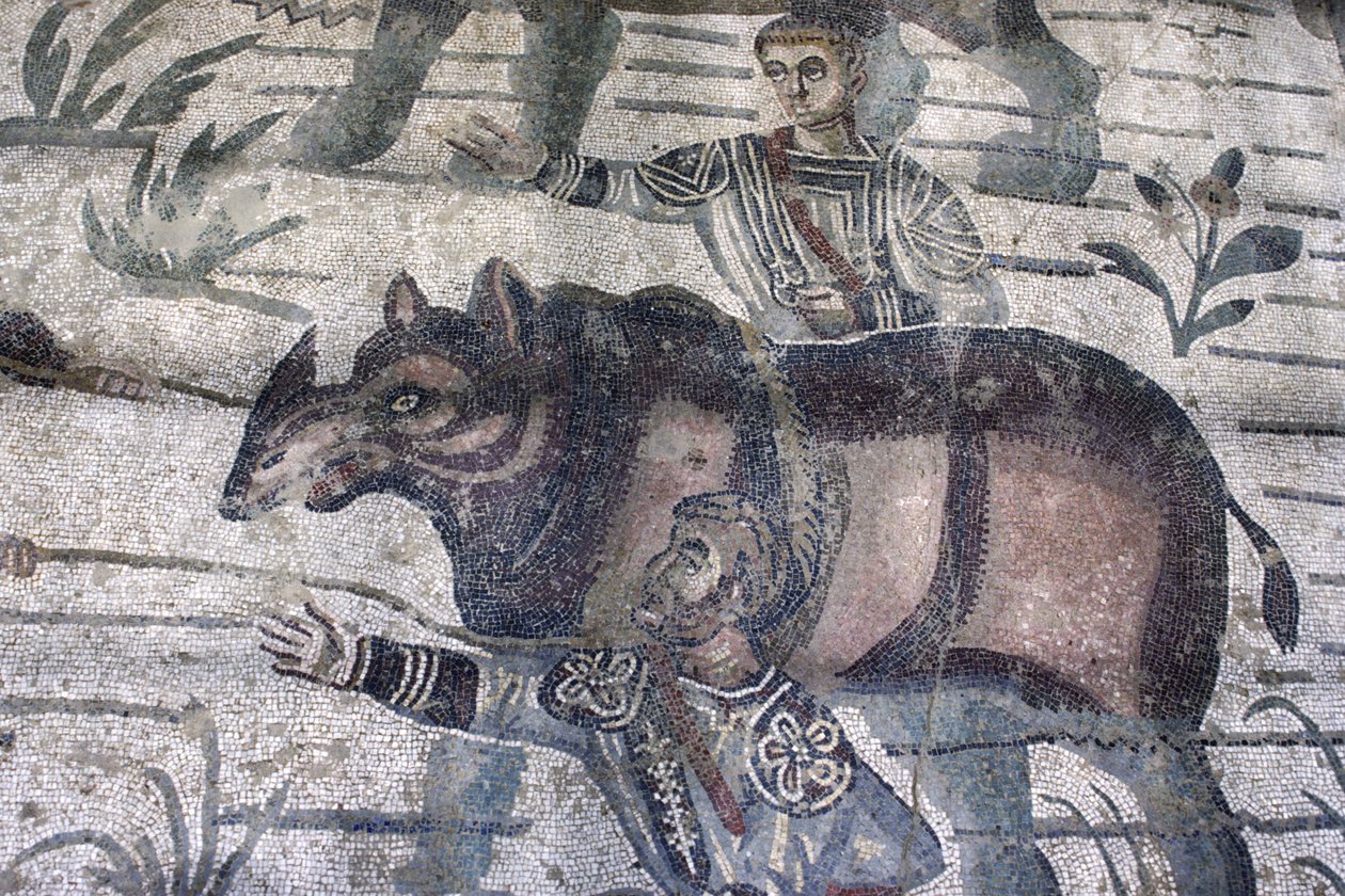 Miehet paimentamassa sarvikuonoa (mosaiikki) (yksityiskohta) tekijältä Roman